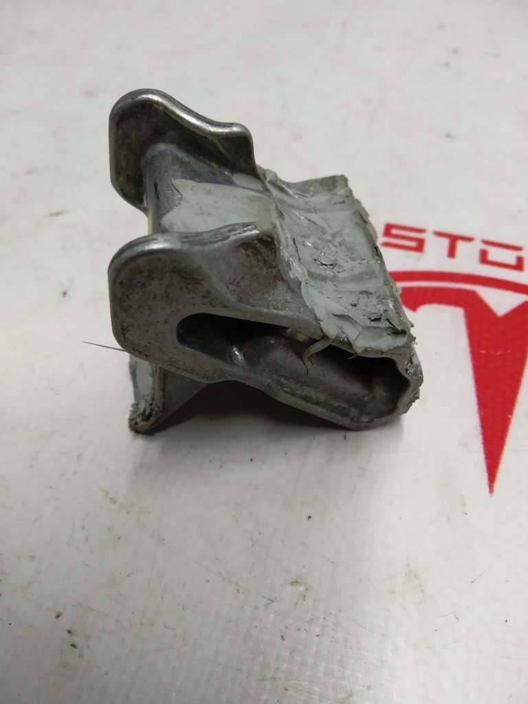 1028600-00-A Tesla 차량용 메인 고전압 배터리 용 가이드 리미터. 유명한 프리미엄 전기 자동차 제조업체의 오리지널 제품. Tesla Model S 전기차에 설치하기에 적합합니다. 메인 고전압 배터리의 가이드 리미터는 견고한 설계로 엄청난 부하를 견딜 수 있습니다. 미국 자동차 브랜드의 전문가가 개발 한 적절한 표시가되어 있습니다. 메인 고전압 배터리의 케이스가 손상된 경우, 고장난 부품을 Tesla 정품 예비 부품을 사용하여 긴급하게 교체
